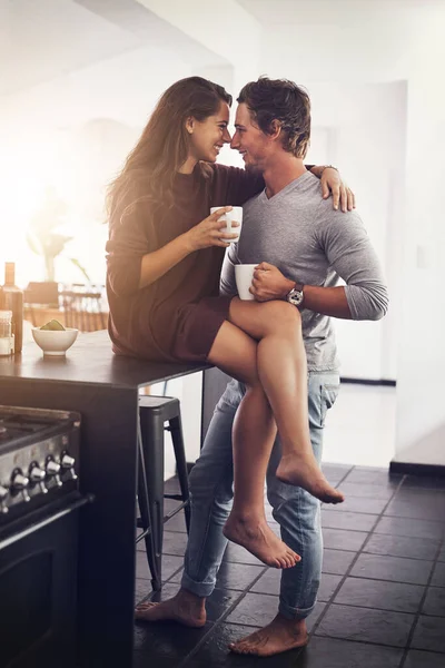 Amor Intimidad Par Besos Cocina Casa Juntos Mañana Para Romance —  Fotos de Stock
