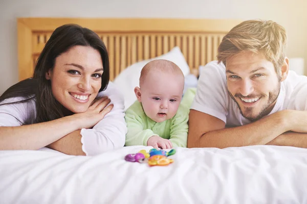 一緒に愛 ケアと品質の時間のためのベッドの上で赤ちゃんと肖像画 母親と父親 幸せな両親 新生児はベッドルームで小さなおもちゃで遊んで 家での絆と楽しい開発 — ストック写真