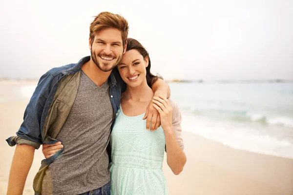 ビーチでカップルの愛 肖像画をアウトドアで一緒に旅行 ロマンス 自由のために マイアミでの散歩 休暇や休日 絆と楽しみながら男を受け入れ顔 笑顔と幸せな女性 — ストック写真