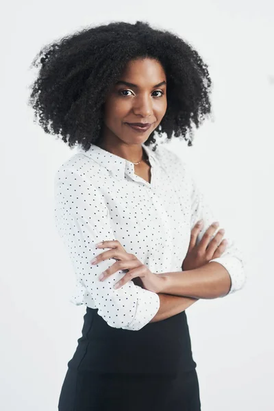 Negócios Confiante Retrato Mulher Negra Com Braços Cruzados Estúdio Isolado — Fotografia de Stock