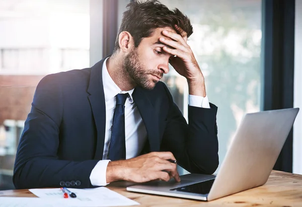 Biznesmen Stres Ból Głowy Laptopie Zawodzą Wiadomości Lub Bankructwo Raport — Zdjęcie stockowe