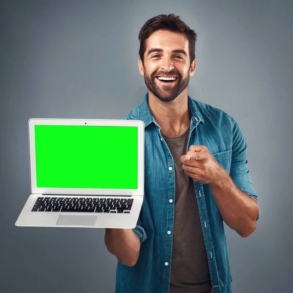 Pria Bahagia Laptop Dan Menunjuk Dengan Layar Hijau Dalam Iklan — Stok Foto