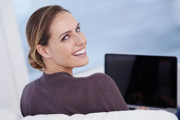 Genieten Van Breedbandconnectiviteit Een Jonge Vrouw Glimlachen Als Werkt Haar — Stockfoto