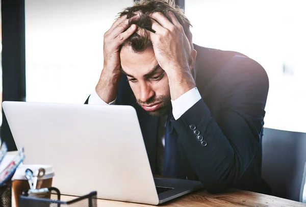 Stress Frustrado Homem Negócios Laptop Notícias Revisão Dívida Relatório Finanças — Fotografia de Stock