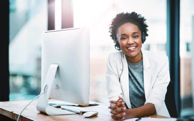 Çağrı merkezi, ofisindeki masasında kulaklığı ve bilgisayarı olan bir iş kadını portresi. Çevrimiçi iletişim ya da şirket, müşteri hizmetleri ya da mutlu danışman ve siyah kadın iş yerinde gülümsüyor.