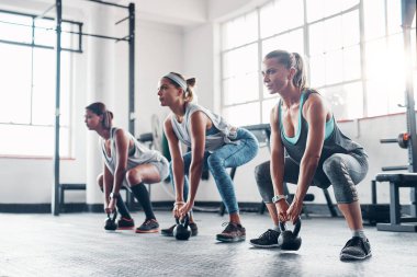 Kettlebell, spor ve spor sporu denge, stres atma ya da sağlıkla çalışan kadınlar. Spor aletleri olan bayan sporcular, arkadaşlar veya gruplar, hedef ve sağlıklı yaşam tarzıyla egzersiz.