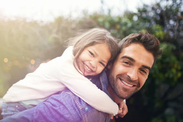 自然中的父亲和女儿的肖像 用于结合 欢笑或亲热 与男人一起 带着小孩在公园里寻求支持 周末和拥抱 一起微笑 放松和快乐 — 图库照片