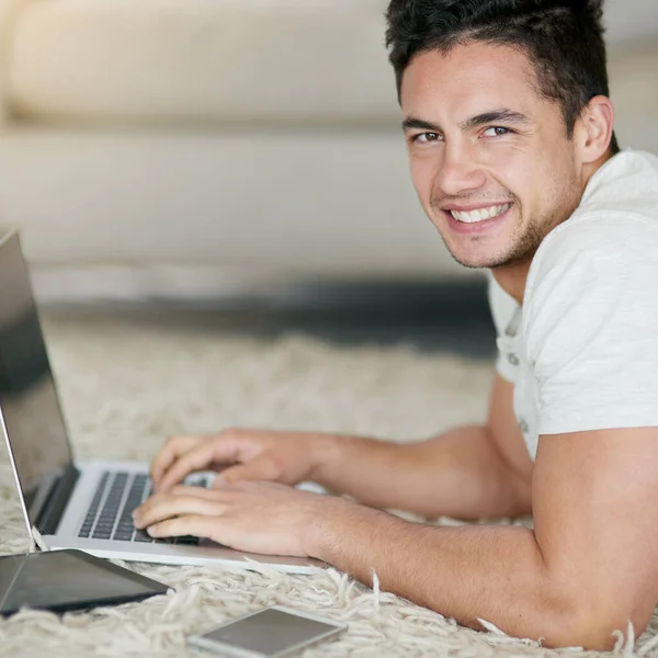 Laptop Bloggen Portret Van Een Man Die Thuis Huis Appartement — Stockfoto