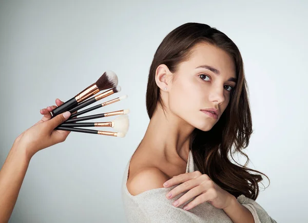 Maquillaje Cepillo Facial Belleza Una Mujer Estudio Con Brillo Natural — Foto de Stock