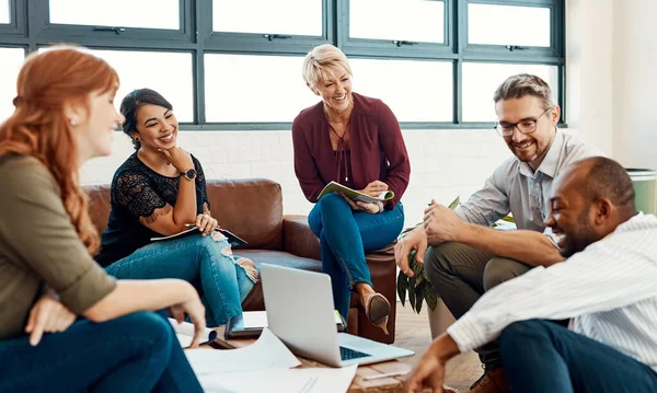 Glückliche Geschäftsleute Kreative Besprechungen Und Teamarbeit Lustiger Zusammenarbeit Planung Oder — Stockfoto