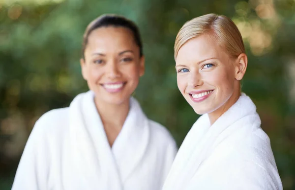 Coming Spa Norm Portrait Two Attractive Young Women Talking While — Stock Photo, Image