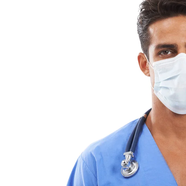 腕のいい外科医だ 白い背景を背景に外科用マスクと首周りの聴診器をつけた外科医の肖像 — ストック写真