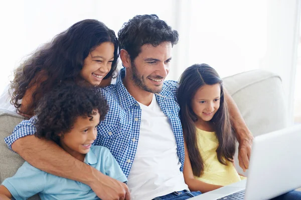 笔记本电脑 快乐的家庭爸爸和孩子们正在观看社交媒体视频 在线娱乐节目或孩子们喜爱的电影 一起抱着孩子们 放松一下 让爸爸在家里放电影 — 图库照片