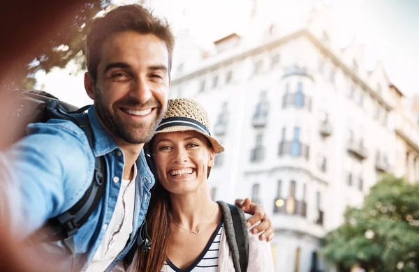 Selfie Pareja Turistas Aire Libre Una Ciudad Para Viajar Una — Foto de Stock