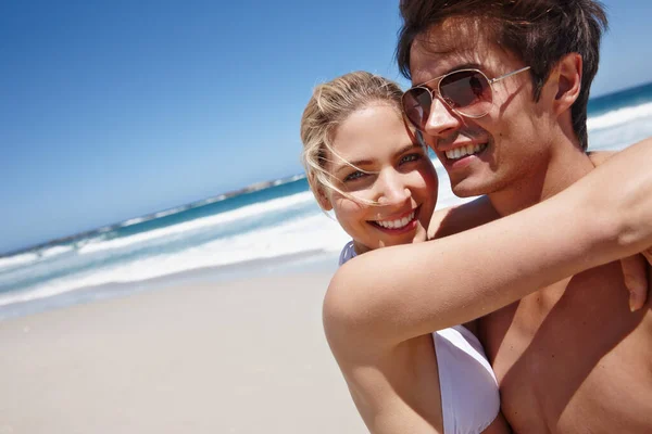 愛は夏に最も明るいです ビーチでロマンチックな一日を楽しむ幸せな若いカップルの肖像画 — ストック写真