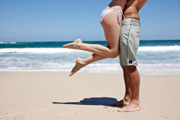 海滩粘合 一对情侣在海滩共度浪漫时光 — 图库照片