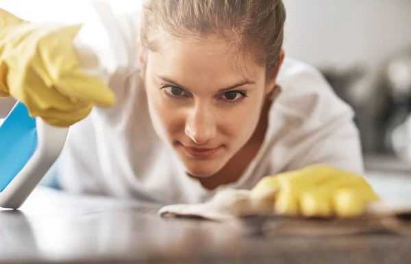 Limpeza Foco Uma Mulher Limpando Uma Mesa Poeira Bactérias Para — Fotografia de Stock
