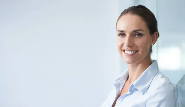 Twarz Jej Towarzystwa Przycięte Ujęcie Uśmiechniętej Bizneswoman Biurze — Zdjęcie stockowe