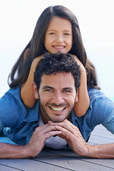 가족의 아버지 사람들 아버지의 부모의 건강을 위하여 미소짓는 긴장을 마루와 — 스톡 사진