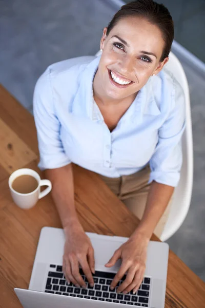 Znalezienie Rozwiązań Biznesowych Online Portret Młodej Bizneswoman Siedzącej Laptopem Kawą — Zdjęcie stockowe