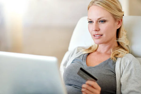 Kadın Dizüstü Bilgisayar Kredi Kartı Ekommerce Ödeme Veya Elektronik Alımlar — Stok fotoğraf