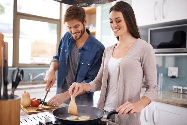 Casal Feliz Comida Cozinhar Juntos Cozinha Panela Com Nutrição Orgânica — Fotografia de Stock