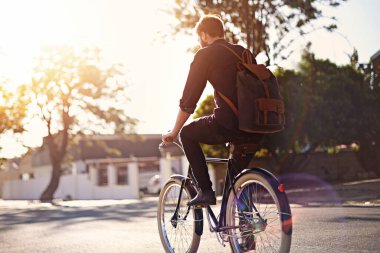 Seyahat, bisiklet ve yolda mercekli bir adam sabah işe gidip geliyor ve bisiklet sürüyor. Çevre dostu seyahat, karbon ayak izi ve yolculuk için bisikletli taşıma, şehir ve erkek bisikletçi.