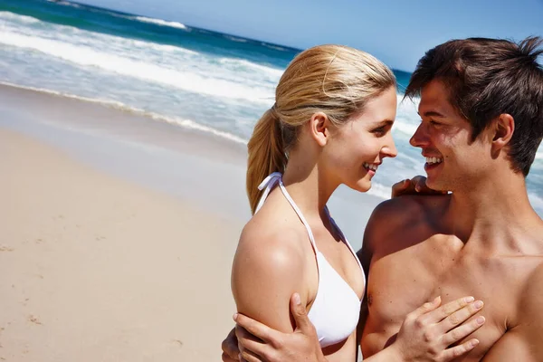 你让这一刻变得完美一对快乐的年轻夫妇在海滩上共度浪漫的一天 — 图库照片