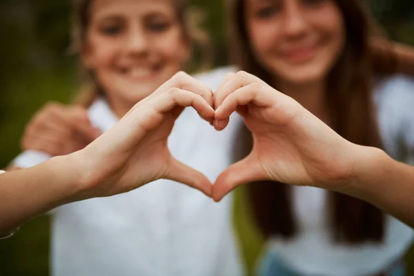 Szerelem Kézjel Boldog Nővérek Kertben Szórakoztató Kapcsolat Kötődés Gondozás Testvéreivel — Stock Fotó