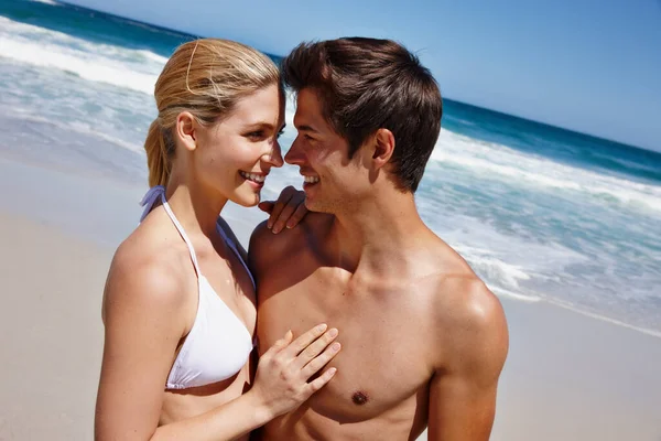 我的心永远是你的一对快乐的年轻夫妇在海滩上共度浪漫的一天 — 图库照片