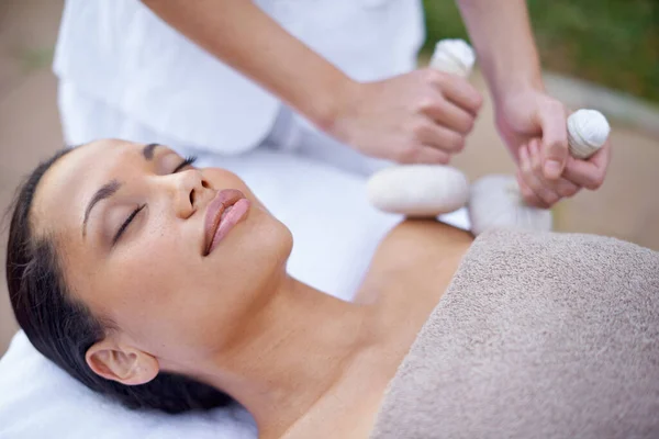 Genießen Sie Eine Massage Wellnessbereich Eine Junge Frau Liegt Auf — Stockfoto