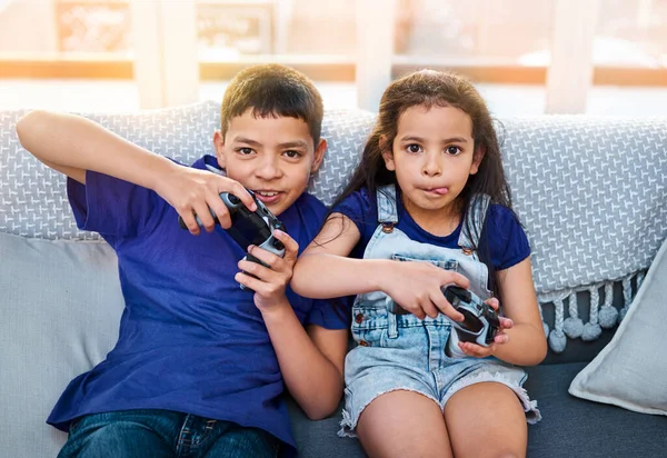 Κονσόλα Πορτρέτο Παιδιών Που Παίζουν Βιντεοπαιχνίδια Και Καναπέ Στο Σαλόνι — Φωτογραφία Αρχείου