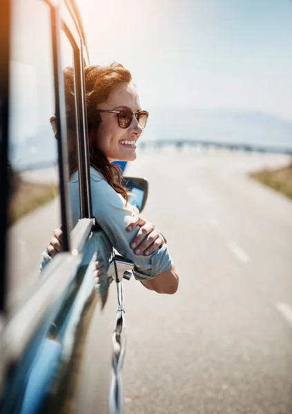 Road Trip Resor Och Lycklig Kvinna Fönstret Bilen För Äventyr — Stockfoto