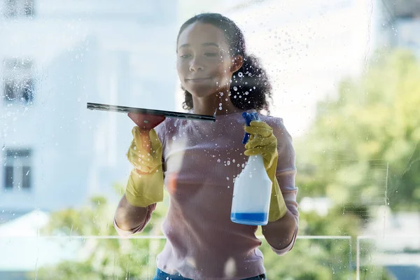 Kobieta Sprzątaczka Okno Butelka Spray Detergentem Mydło Płynie Squeegee Sprzątaniem — Zdjęcie stockowe