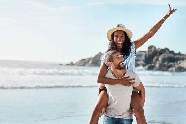ビーチ ピギーバック 青い空のカップル スペース 海への休日の旅行のモックアップ メキシコでの日差しと休暇の日に幸せと海での愛 幸せな男と興奮した女性 — ストック写真