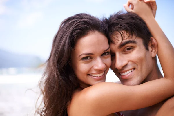 Mengungkapkan Cinta Mereka Pantai Pasangan Muda Menikmati Liburan Pantai — Stok Foto