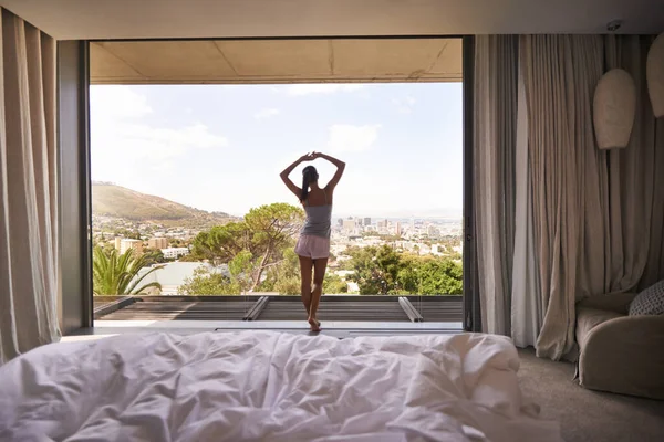 Estiramiento Mujer Dormitorio Pie Ventana Naturaleza Vacaciones Apartamento Ecológico Relájese —  Fotos de Stock