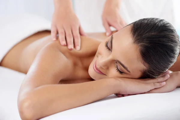 Sorriso Spa Mulher Com Luxo Massagem Alívio Estresse Com Autocuidado — Fotografia de Stock