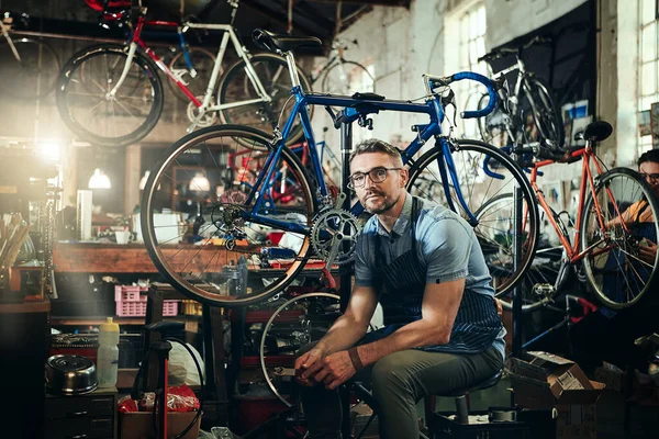 自行车车间 商店或自行车车间的肖像 扳手和严重的修理工 自行车技师及男性 业主或有眼镜及自信的成熟专业技术人员 — 图库照片