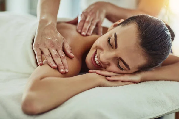 Lachen Schoonheid Massage Met Vrouw Spa Voor Wellness Luxe Ontspannende — Stockfoto