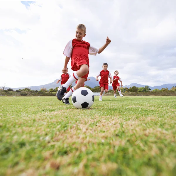 Correr Chutar Esportes Com Crianças Bola Futebol Campo Para Treinamento — Fotografia de Stock