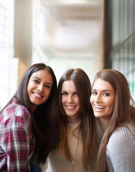 Universidade Amigos Retrato Mulheres Sorriem Campus Pronto Para Estudar Amizade — Fotografia de Stock