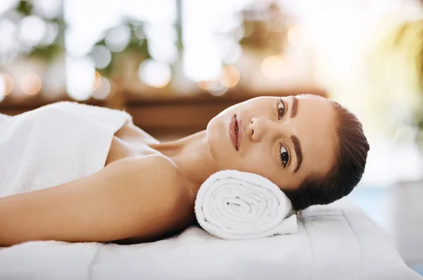 Needed Young Woman Feeling Relaxed While Lying Spa Bed — Stock Photo, Image
