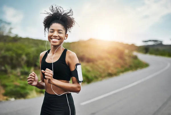 Cvičení Portrét Šťastná Žena Běžec Cestách Hudbou Pro Fitness Cvičení — Stock fotografie