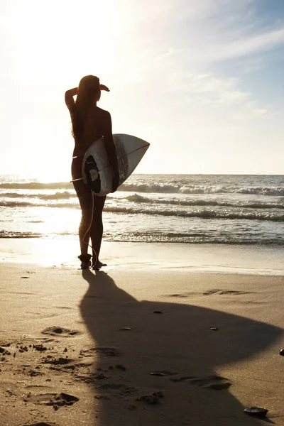 Sylwetka Kobieta Surfer Plaży Piasek Morze Ćwiczenia Świeżym Powietrzu Zdrowe — Zdjęcie stockowe