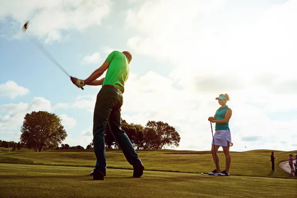 Cada Swing Hace Mejor Jugador Una Pareja Jugando Golf Juntos — Foto de Stock