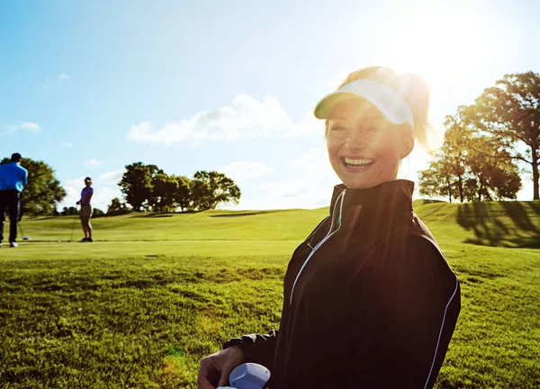 私はゴルフのある日が大好きです ゴルフ場で一日を過ごす女性は — ストック写真