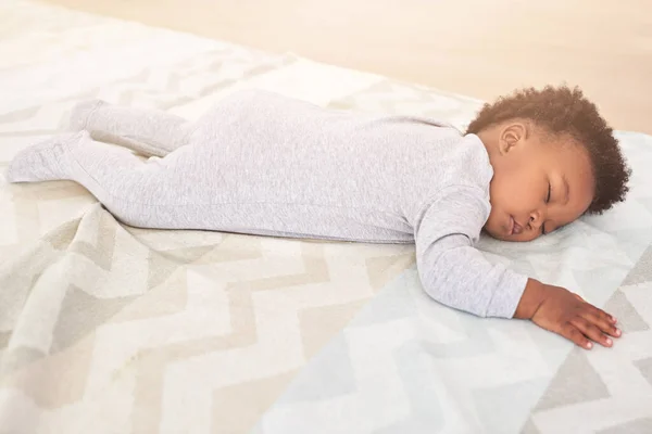 Quarto Bonito Bebê Dormindo Casa Cobertor Para Descansar Cochilar Sonhar — Fotografia de Stock