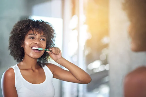 Lustro Zęby Czarna Kobieta Myjące Zęby Świeży Oddech Zdrowie Jamy — Zdjęcie stockowe