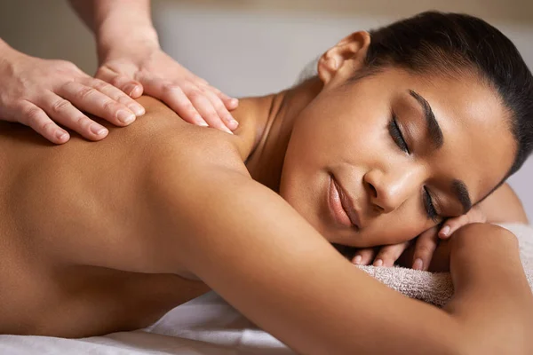 Kvinde Lukkede Øjne Eller Hænder Til Massage Salonen Slappe Zen - Stock-foto